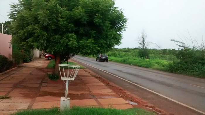 Homem tem moto tomada em assalto na porta de casa, em Altos